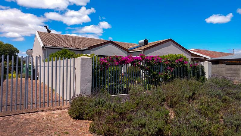 4 Bedroom Property for Sale in Uitzicht Western Cape